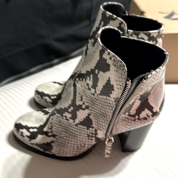 Aldo Boots size 6.5  (37) Snake skin design New Leather 3.75” heels Black Grey - Picture 2 of 12